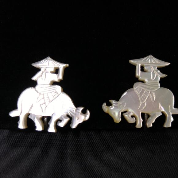 Vintage Carved Mother of Pearl Brooch & Earrings, Asian Design, 1940s - Picture 3 of 10